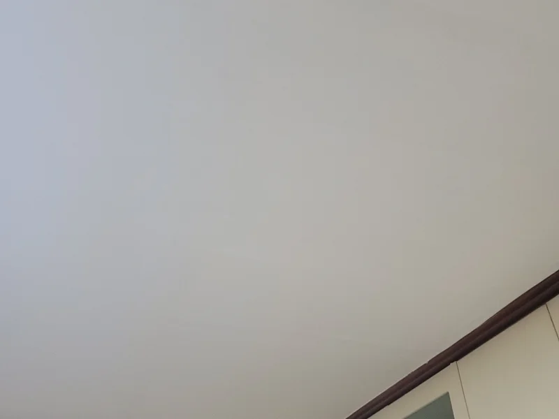 부천 천장누수복구 작업 사진 — 천장 모서리 깨끗한 마감 확인